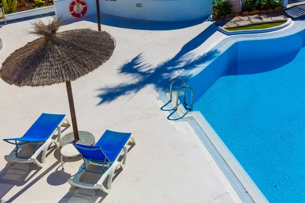 Gyönyörű szabadtéri medence hotel üdülőhelyen - Nyaralás nyaralás koncepció háttér. — Stock Fotó