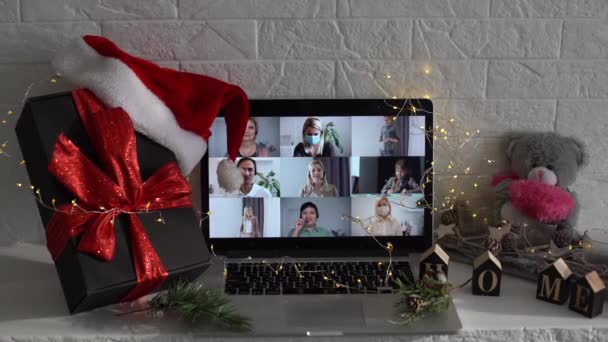 Videogesprek ter viering van kerst door laptop online tijdens coronavirus uitbraak — Stockvideo
