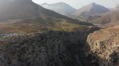 Panorama Preveli Beach Libya deniz, nehir ve palmiye orman, Güney Crete, Yunanistan