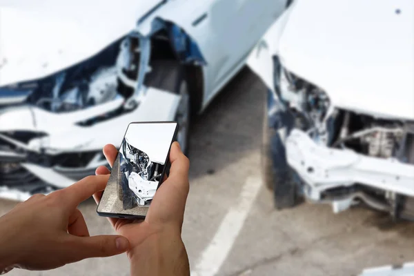 Hombre fotografiando su vehículo con daños para el seguro de accidentes con teléfono inteligente — Foto de Stock