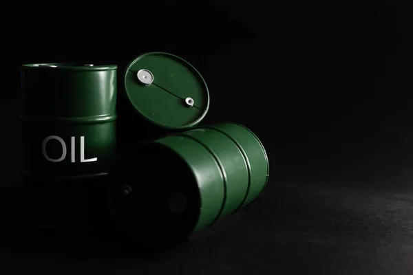 검은 배경에 있는 석유 통 — 스톡 사진