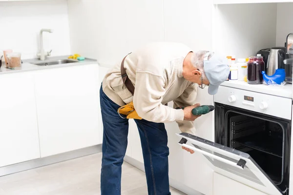 Mutfakta Bulaşık Tamircisi Görünümü — Stok fotoğraf
