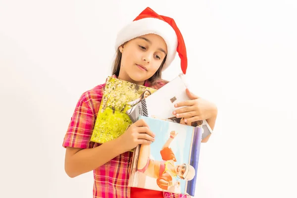 Chica de Navidad de pie con fotos sobre lienzo aislado en blanco —  Fotos de Stock