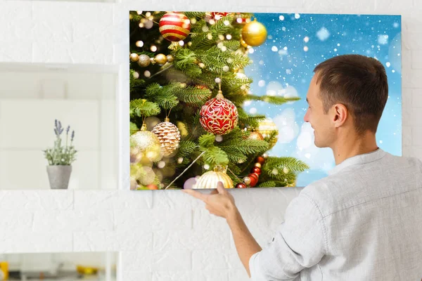 Mulher segurando uma tela de foto com uma foto de Natal — Fotografia de Stock