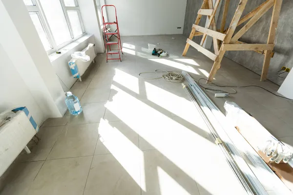 Casa renovação na sala cheia de ferramentas de pintura — Fotografia de Stock