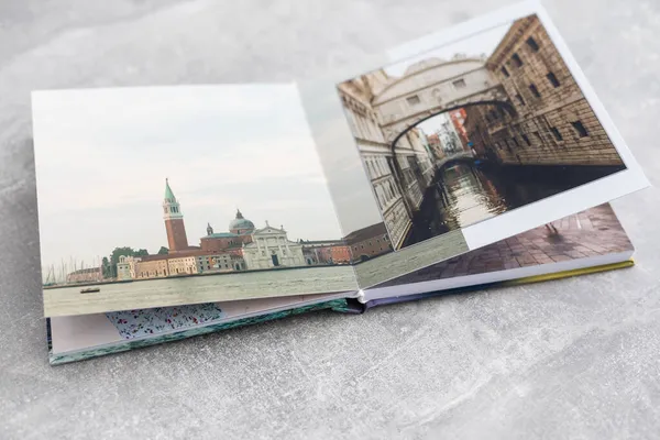 Baner Photobook Album z podróży Zdjęcie na drewnianym tle tabeli — Zdjęcie stockowe