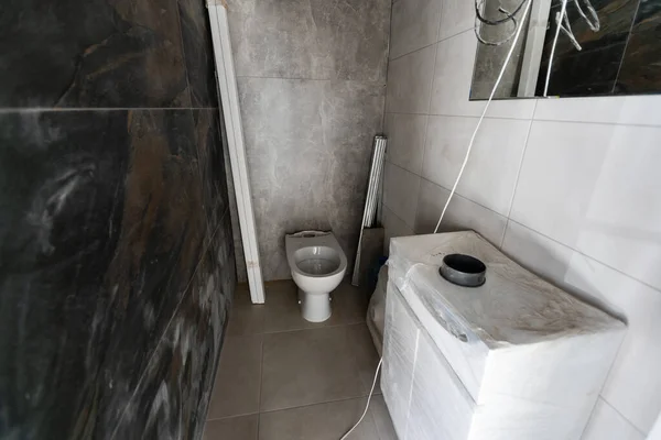 Fürdőszoba felújítás - eltávolítása csempe apartman fürdőszobában — Stock Fotó