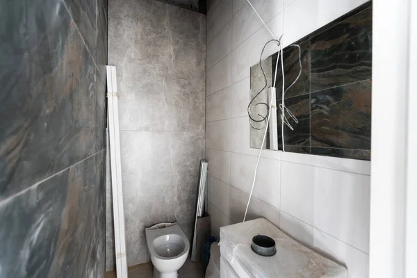 Fürdőszoba felújítás - eltávolítása csempe apartman fürdőszobában — Stock Fotó
