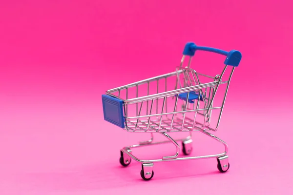 분홍색 배경만을 이용 한 쇼핑 카트 — 스톡 사진