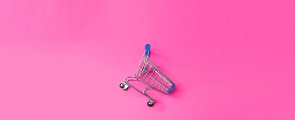 핑크 색 배경에 고립된 쇼핑 카트 — 스톡 사진