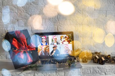 Noel 'de uzak bir tatil kutlaması. Koronavirüs karantinasında yeni yıl. 19 yeni sosyal mesafe, uzak iletişim, ev işi, online Noel partisi.