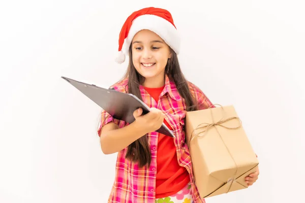 Feliz niña sonriente con caja de regalo de Navidad —  Fotos de Stock