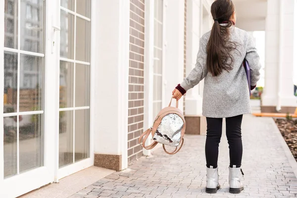 Bambino ragazza studentessa scuola elementare studente. — Foto Stock