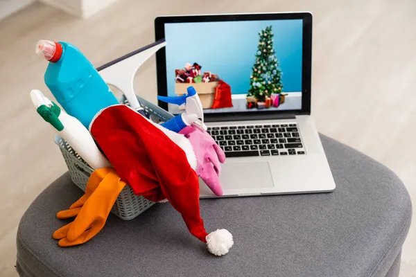 Limpieza antes de Navidad. Artículos de limpieza multicolores. Esponjas, trapos y spray con decoraciones festivas en casa —  Fotos de Stock