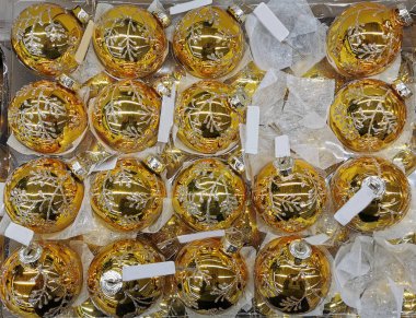 Piyasada bir sürü Noel süsü ve Noel balosu var.