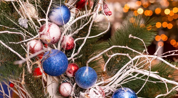 Muchos adornos de Navidad y bolas de Navidad en el mercado — Foto de Stock