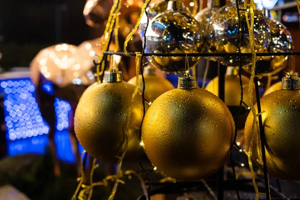 Χριστουγεννιάτικη διακόσμηση χρυσά γυάλινες μπάλες — Φωτογραφία Αρχείου