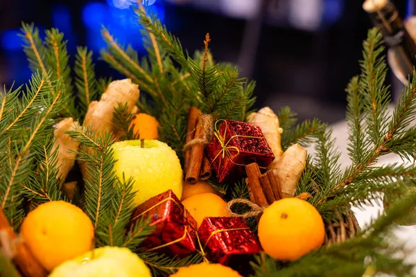 Новорічна композиція в кошику з апельсинами та ялинкою — стокове фото