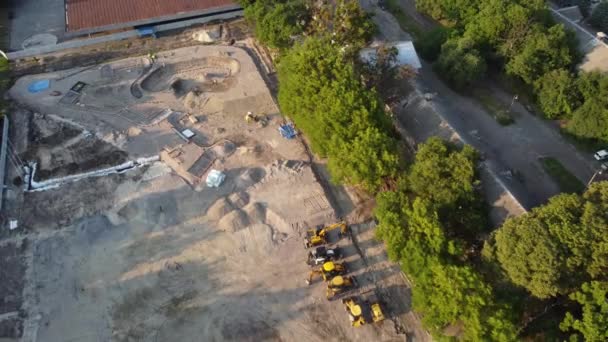 La enorme estructura metálica en el sitio de construcción, vista aérea — Vídeo de stock
