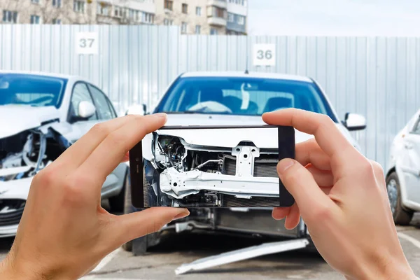 Człowiek, fotografowanie swojego pojazdu z odszkodowania na ubezpieczenie wypadkowe z inteligentny telefon — Zdjęcie stockowe