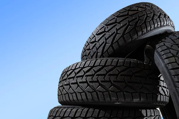 Neumáticos de invierno. Grupo de neumáticos para la conducción de invierno sobre un fondo azul. —  Fotos de Stock