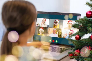 Çekici mutlu genç kız öğrenci görüntülü konuşma yapıyor, el sallıyor. Noel.