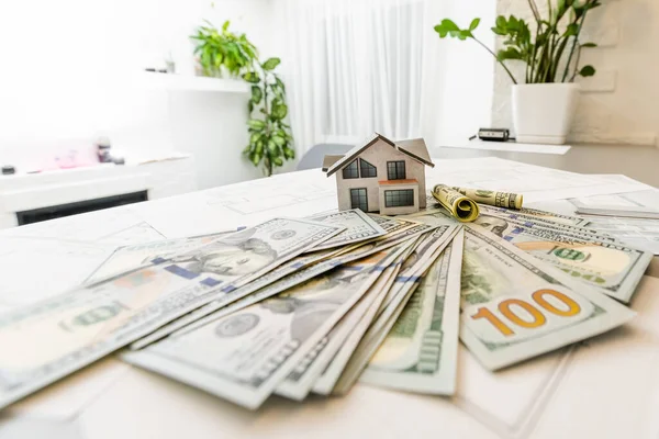 Hypotheek, belegging, vastgoed en vastgoedconcept. close-up van home model, Thais geld en huissleutels — Stockfoto