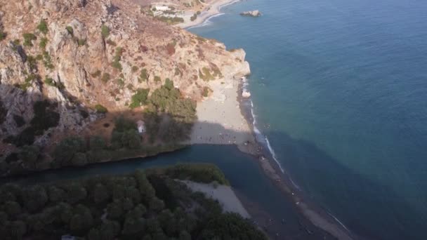 Panorama van Preveli strand aan de Libische zee-, rivier- en palm bos, Zuid Kreta, Griekenland — Stockvideo