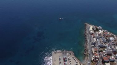 Girit Adası, Yunanistan. Voulismeni Gölü ve Agios Nicholas kasabası manzarası. Hava videosu