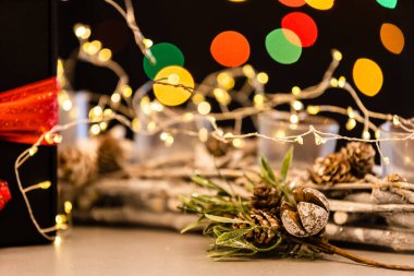 Topları Noel ağacına yakın tut. Arka planda Bokeh çelenkleri. Yeni yıl konsepti.
