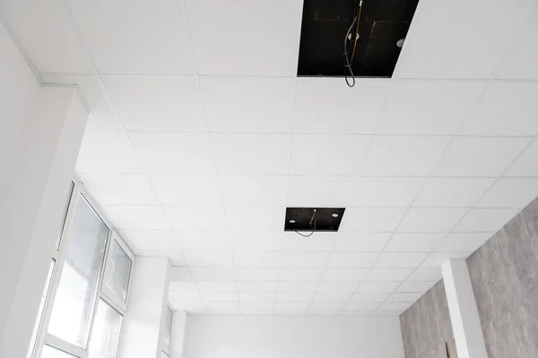Белый потолок в офисе. Белый потолок может хорошо отражать свет. Правильный свет на работе. Абстрактное пустое белое внутреннее пространство офиса. копировальное пространство. — стоковое фото