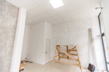 İnşaat halindeki bir evin içinde. Bir dairenin yenilenmesi.