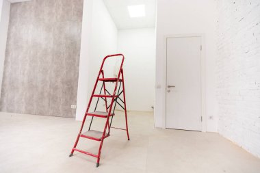 Beyaz arka planda beyaz bir merdiven ve boşluğun bir kopyası. Asgari düzeyde. Motivasyon, inşaat ve onarım kavramı.