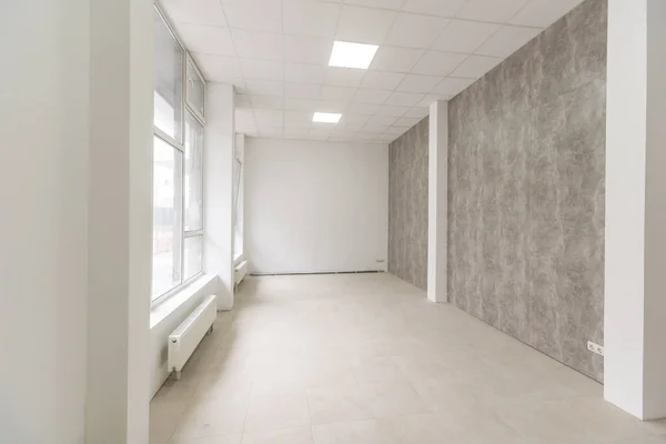 Foto interior, apartamento después de la nueva renovación sin muebles en estilo loft —  Fotos de Stock