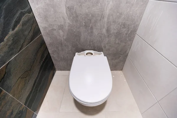Toilettenschüssel in der Wohnung nach Reparatur, Reparatur im Neubau — Stockfoto