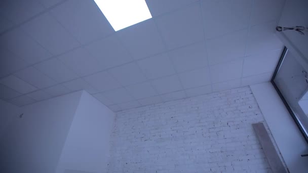 Затримана стеля Армстронга, Мінеральні волокна Армстронга Ceiling Tiles Calgary Ferber Suspended Ceiling — стокове відео