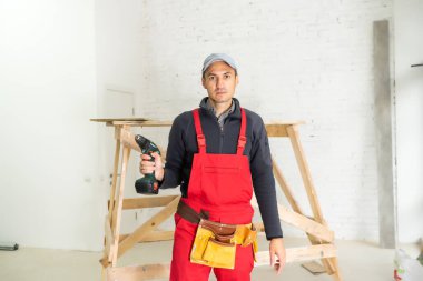 Binadaki prizde çalışan elektrikçi.