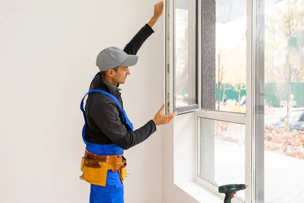 Trabajador de la construcción Instalación de nuevas ventanas en casa —  Fotos de Stock