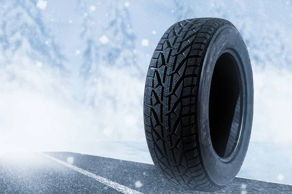 겨울 자동차 타이어. 겨울 운전용 타이어 — 스톡 사진