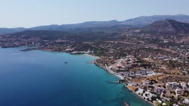 Agios Nikolaos 'un sabah manzarası. Yunanistan 'ın Girit adasının pitoresk bir kasabası. Resim