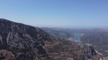 Yunanistan 'ın Girit kentindeki yüksek ve görkemli dağların derin mavi gökyüzü ve dağ siluetleriyle güzel hava izleme görüntüleri.