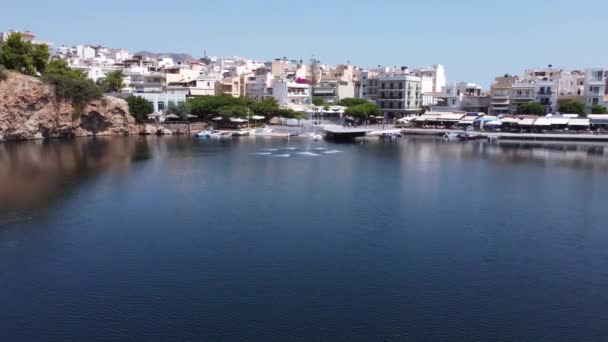 Isla de Creta, Grecia. Vista superior del lago Voulismeni y la ciudad de Agios Nicholas. Vídeo aéreo — Vídeos de Stock