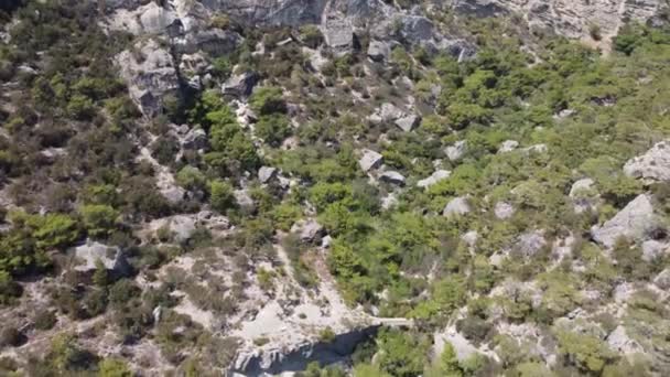 ギリシャクレタ島の空中ビュー牧草地の山の風景. — ストック動画