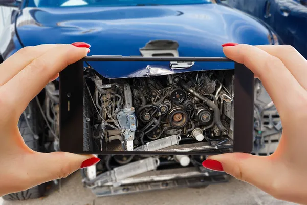 Muž fotografování své vozidlo s škody pro úrazové pojištění s chytrý telefon — Stock fotografie