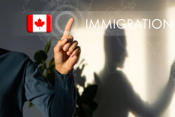 Kanada göçmenlik kavramı. Sanal düğmeye bayrak simgesi ile basan adam — Stok fotoğraf