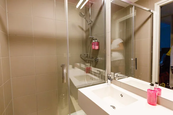 Mooie grote badkamer in luxe binnenlandse — Stockfoto