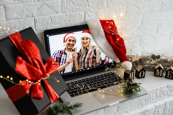Połączenie wideo świętowanie Bożego Narodzenia przez laptop online podczas epidemii koronawirusa — Zdjęcie stockowe