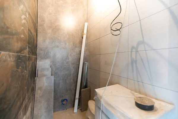 Gyönyörű fehér és világos fürdőszoba New Luxury Home. felújítás. — Stock Fotó