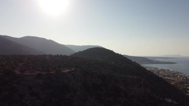 希腊克里特岛高耸雄伟的山脉的美丽的空中跟踪镜头- -有着深蓝色的天空和山脉的轮廓 — 图库视频影像