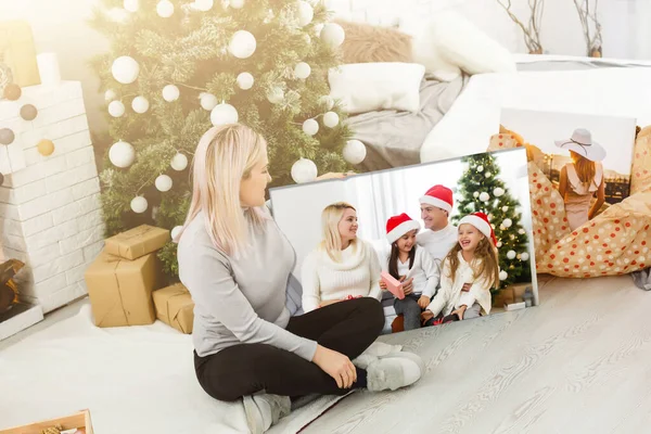 Mujer sosteniendo un lienzo de la foto en el fondo de un interior de Navidad — Foto de Stock